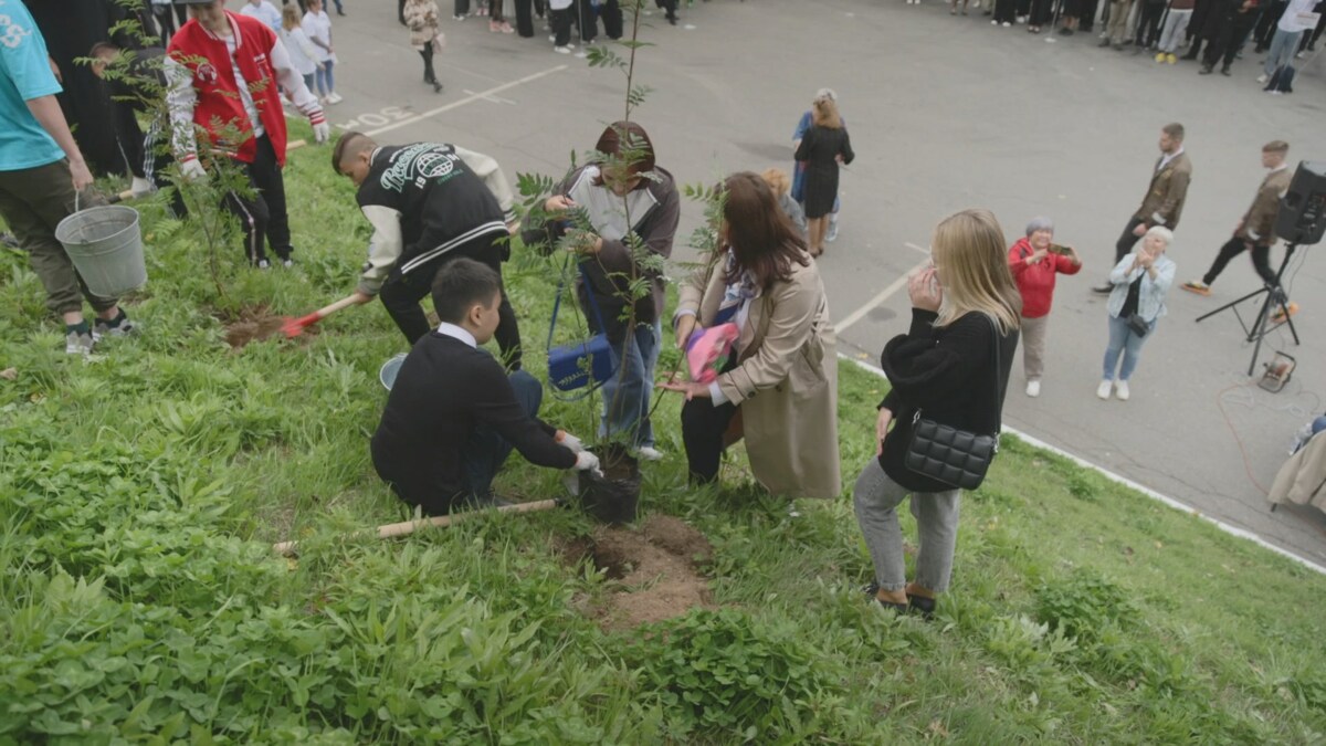 На Камчатке в День знаний студенты первого курса заложили аллею Профессионалитета 