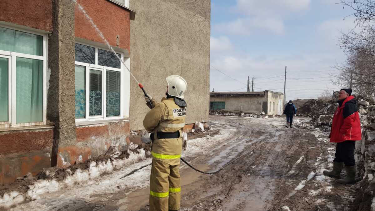 Повторная промывка зданий ведется в Усть-Камчатском районе